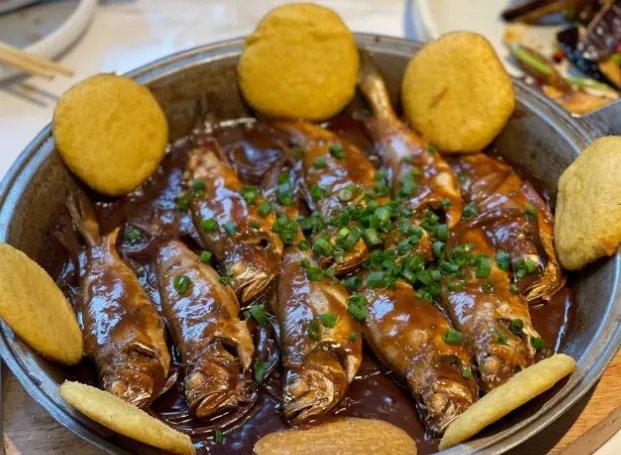 Braised fish and corn pancake